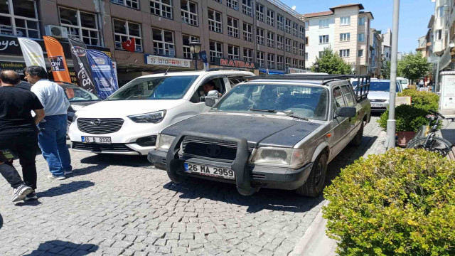 Ara sokakta yol ortasına bırakılan araç trafiği tıkadı