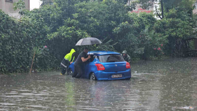 Arhavi’de yoğun yağış sele neden oldu