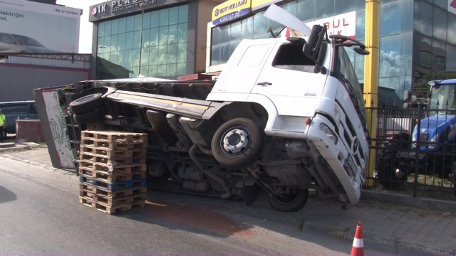 Ataşehir’de meyve yüklü kamyon yan yattı