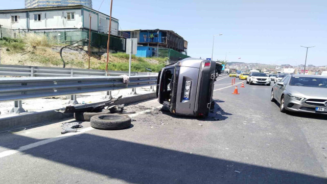 Ataşehir’de okul servisine çarpan otomobil takla attı