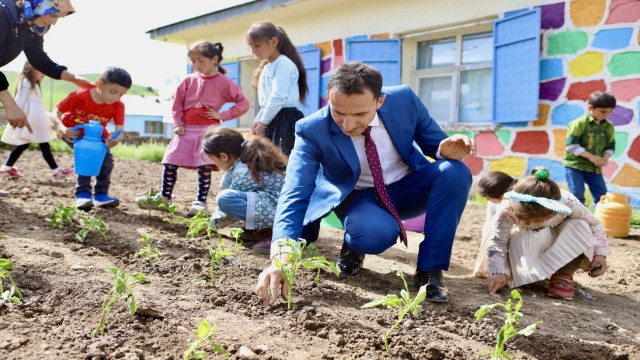 Atıl alanı organik tarım alanına çeviren fedakar öğretmen, ürünlerin geliriyle öğrencilerin eğitim ihtiyaçlarını karşılıyor