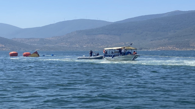 Bafa Gölü’ne düşen uçağı kurtarma çalışmalarına Jandarma destek veriyor