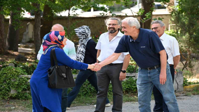 Başkan Bakkalcıoğlu mezarlık ziyaretine gelen hemşehrilerinin bayramını kutladı