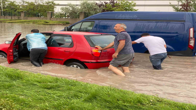 Başkent’te sağanak yağış hayatı olumsuz etkiledi