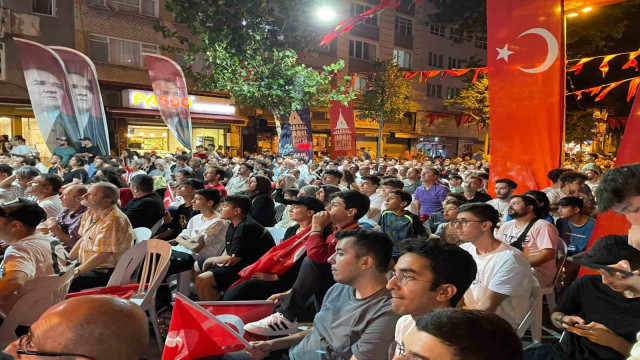 Beyoğlu’nda milli maç heyecanı dev ekrandan izlendi