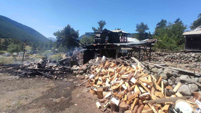 Bolu’da yangın: Ev ve müştemilat küle döndü