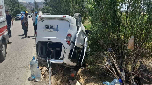 Burdur’da hafif ticari araç takla attı, yaşlı çift yaralandı