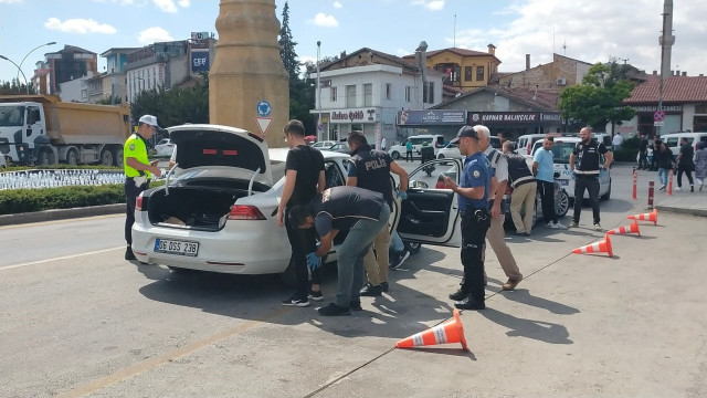 Çorum’da polis ekiplerinden şok uygulamaları sürüyor