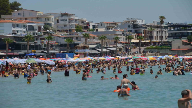 Didim’de tatilciler plajları doldurdu