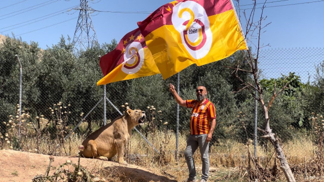 Galatasaray’ın şampiyonluğunu aslanlarıyla kutladı