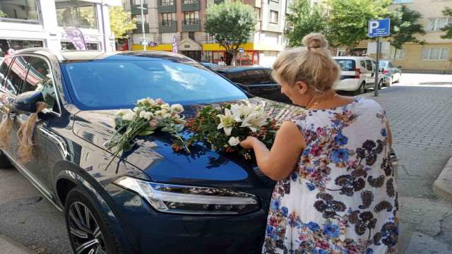 Düğün sezonunun açılmasıyla çiçekçilerin ’gelin arabası’ yoğunluğu başladı