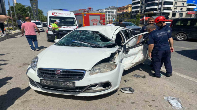 Elazığ’da otomobil tıra çarptı: 3 yaralı