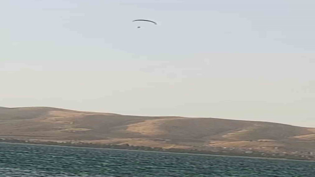 Elazığ’da yamaç paraşütü yapan şahıs, ani rüzgar nedeni ile sürüklenerek göle düştü