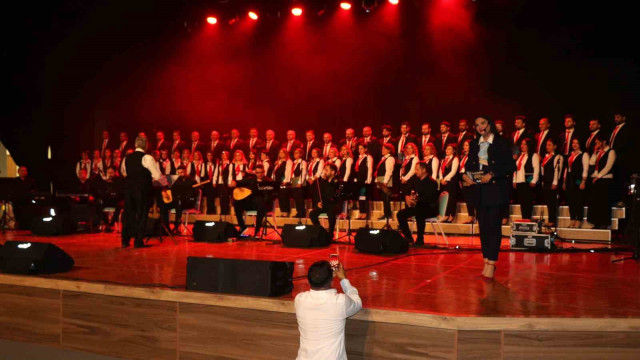 Erzincan’da farklı meslek gruplarından insanların bir araya geldiği “Kardeşlik Korosu” ilk konserini verdi