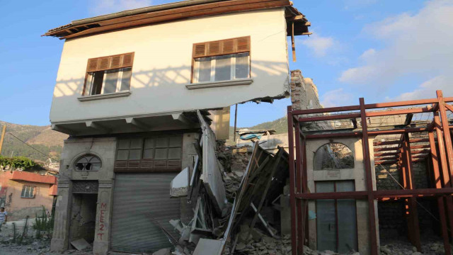 Hatay’da 2 katlı hasarlı binada çökme meydana geldi