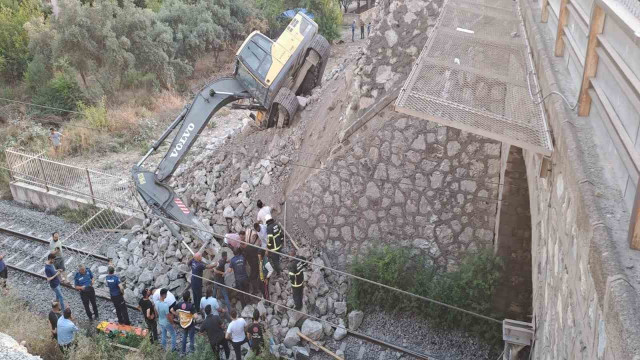 Hatay’da toprak altında kalan iş makinası operatörü kurtarıldı