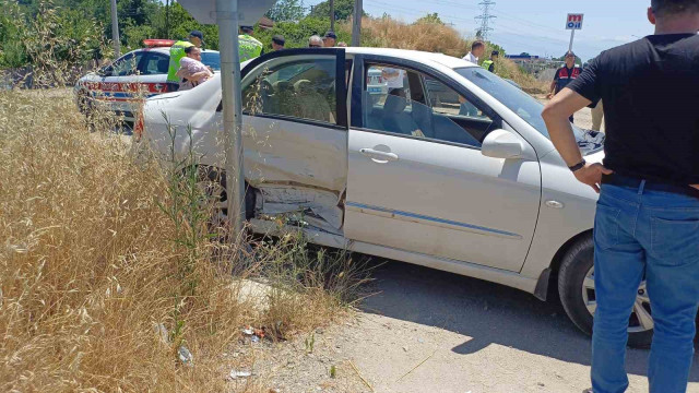 İki otomobilin karıştığı kazada 4 kişi yaralandı