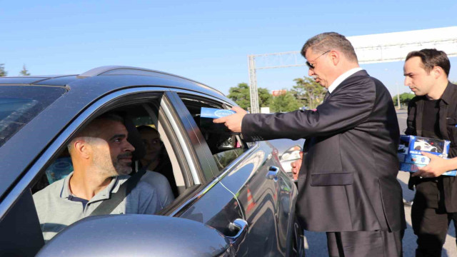 İl Emniyet Müdürü Ağırlar görevli personel ve vatandaşların bayramını kutladı