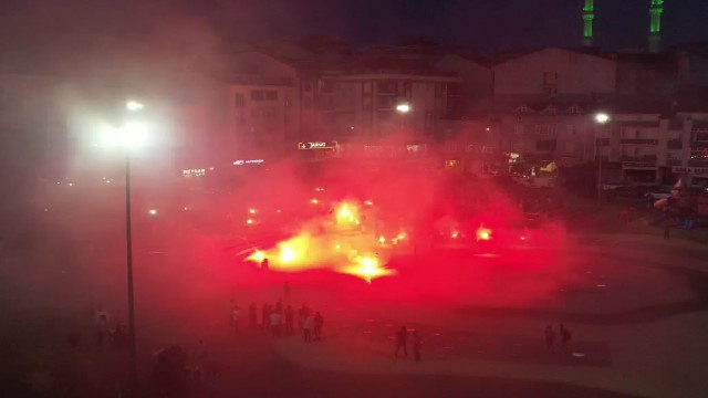 İstanbul’da taraftar grubu havai fişekli kutlama yaptı, ev ve ormanda yangın çıktı