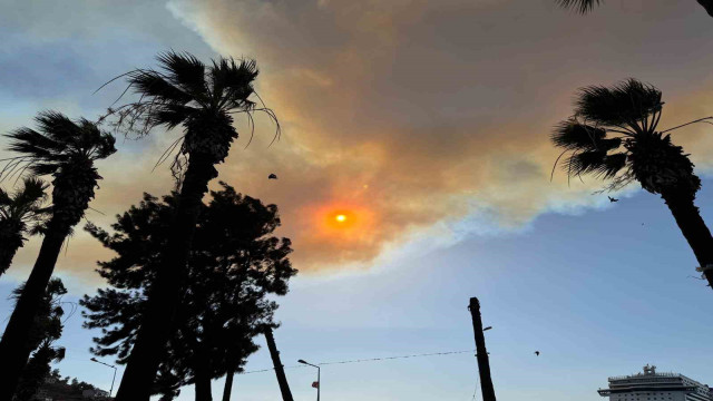 İzmir’deki orman yangını Kuşadası’nı duman bulutuna boğdu