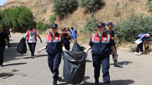 Jandarma ve öğrenciler çevre temizliğine dikkat çekti