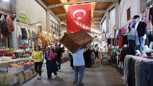 Kahramanmaraş’ta sıcak havada serin çarşıda alışveriş imkanı