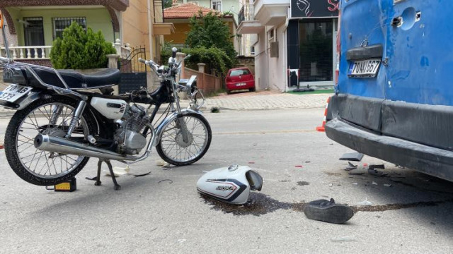 Karaman’da 2 araca çarpan motosiklet sürücüsü ağır yaralandı