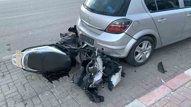 Karaman’da park halindeki otomobile çarpan motosiklet parçalandı: 1 yaralı