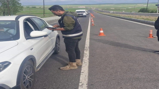 Kars’ta trafik uygulamaları sürüyor