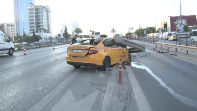 Kartal’da kontrolden çıkan taksi bariyerlere girdi