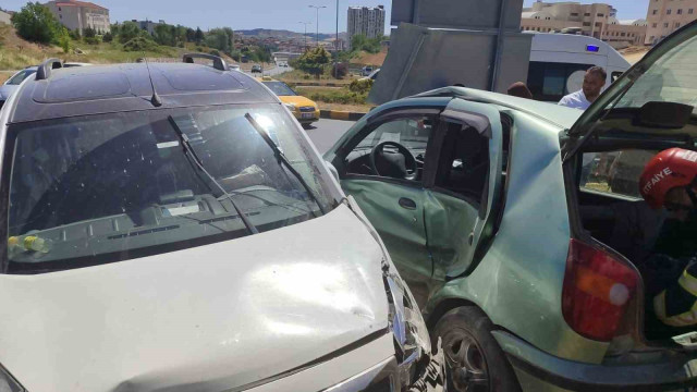 Kastamonu’da kamyonet ile otomobil çarpıştı: 3 yaralı