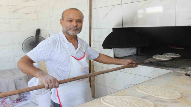 Kavurucu sıcakta ocak başında zorlu mesai yapan fırıncı, 800 TL yevmiye alıyor