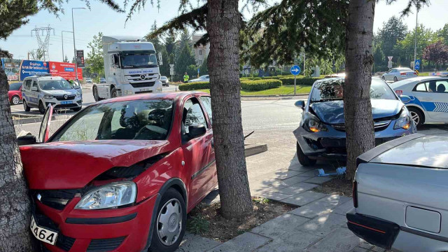 Kaza yapan iki otomobil ağaca çarparak durabildi: 2 yaralı