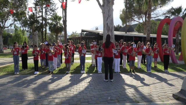 Kemer Belediyesi Gençlik Orkestrası’ndan mini konser