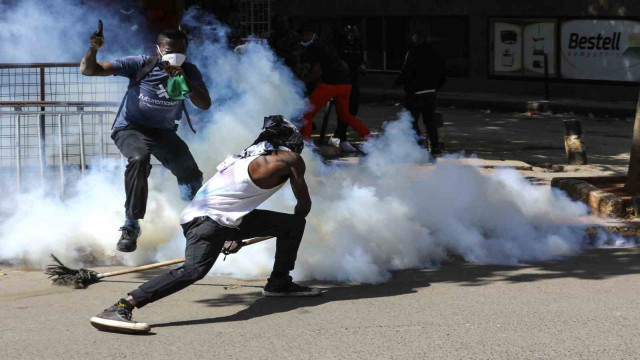 Kenya’da protestocular parlamentoyu ateşe verdi