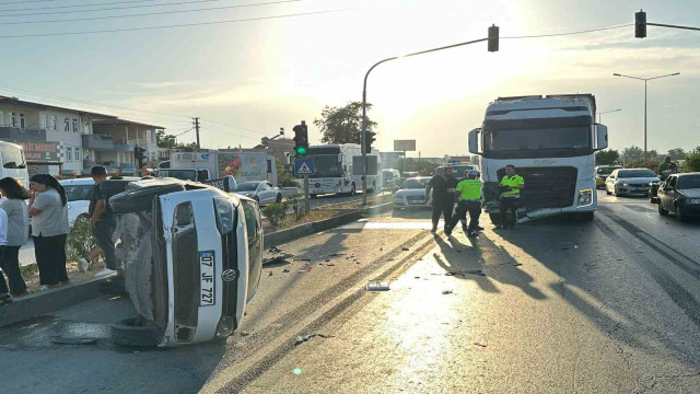 Kırmızı ışıkta duramayan kamyon, çarptığı otomobile takla attırdı: 2 yaralı