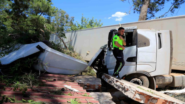 Kontrolden çıkan tır, çam ağacına ve depoya çarparak durabildi: 1 yaralı