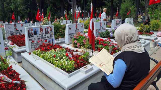 Kurban Bayramı öncesi vatandaşlar Edirnekapı Şehitliği’ni ziyaret etti