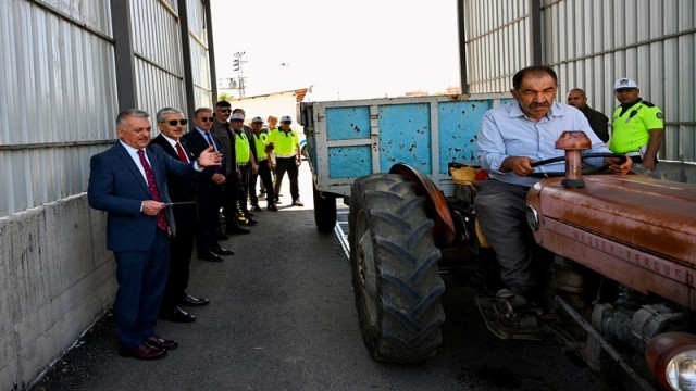 Malatya’da, traktör sürücülerine reflektör dağıtıldı