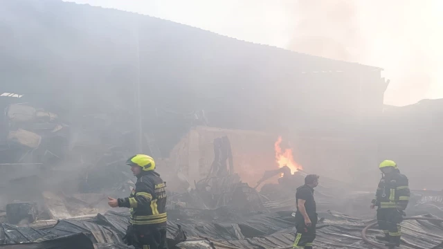 Mersin'de geri dönüşüm tesisinde yangın