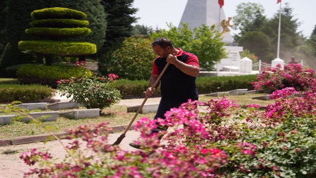 Mezarlıklar bayrama hazırlandı