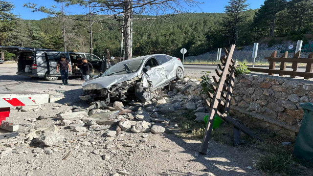 Otomobil dinlenme tesisinin bahçe duvarına çarptı, 2 kişi yaralandı