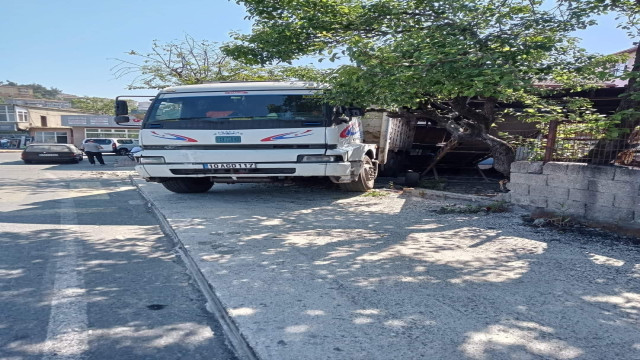 Park halindeki kamyonun freni boşaldı