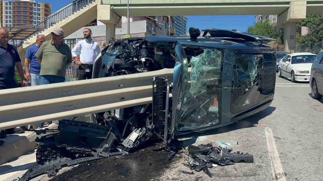 Pendik’te otomobil bariyere ok gibi saplandı: 2 yaralı