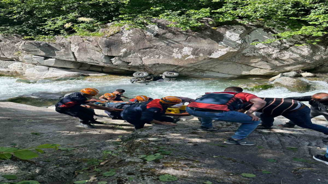 Rize’de ATV ile dereye yuvarlanan gençler, AFAD personeli tarafından kurtarıldı