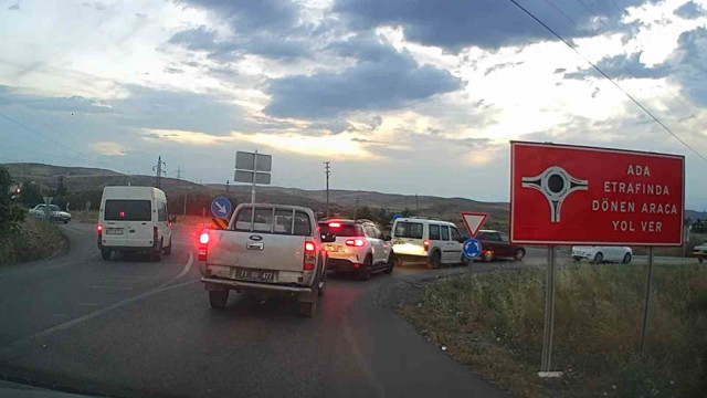 Sabırsız sürücü minibüsü ile ters yöne girdi, trafiği tehlikeye attı