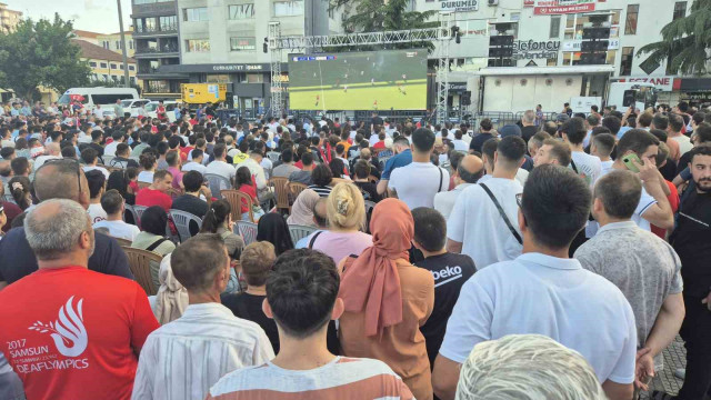 Samsun’da milli maç dev ekranda izlendi