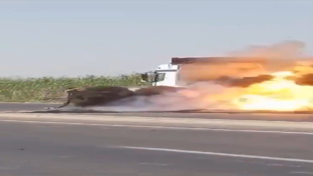 Şanlıurfa’da saman yüklü tır alev alev yandı