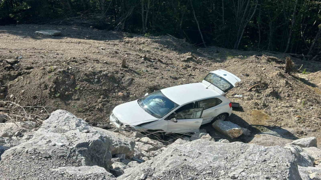 Şarampole uçan otomobilin sürücüsü yaralandı