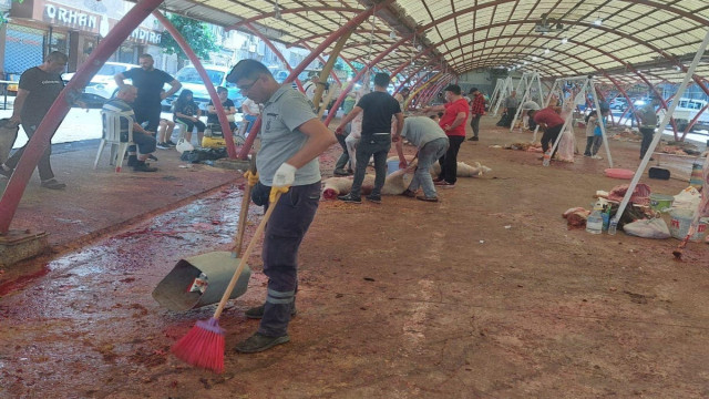 Şehzadeler’de kurban kesim yerlerine anında temizlik